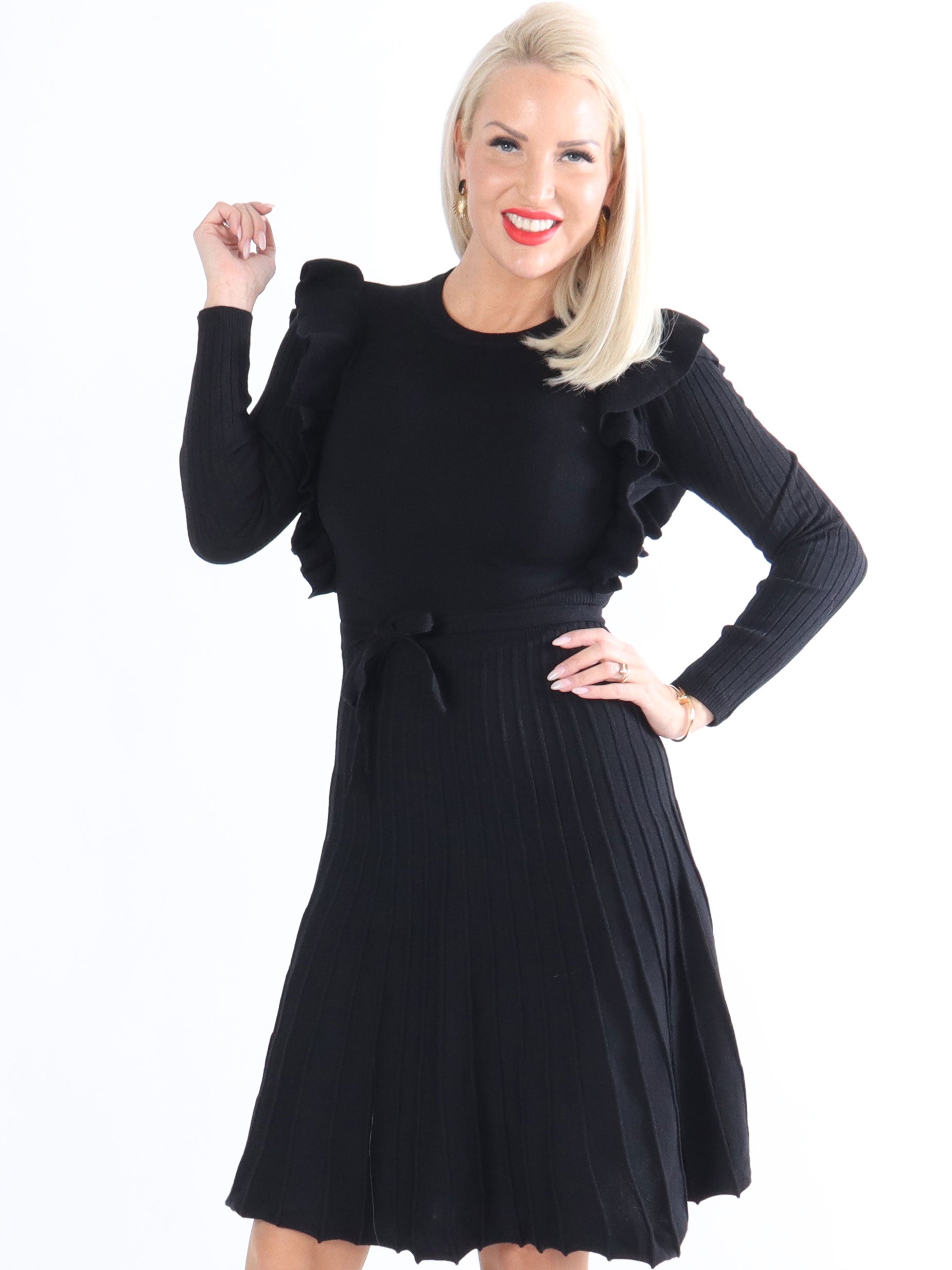 Freda - Sort kjole med flæse og bindebånd i taljen